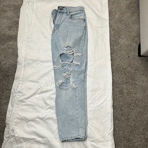 AéRopostale light wash ripped mom jeans